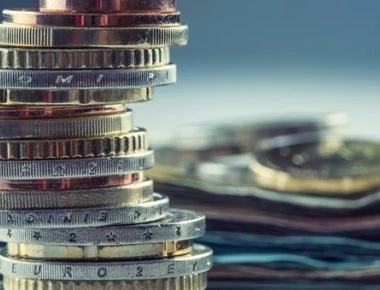 Αύξηση κατώτατου μισθού: Πόσους αφορά τελικά και ποια επιδόματα αναμένεται να επηρεαστούν